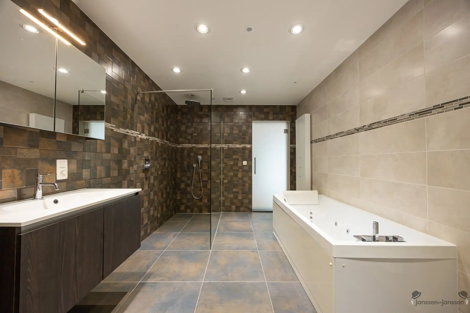 gerenoveerde woning met ruim magazijn  foto 11