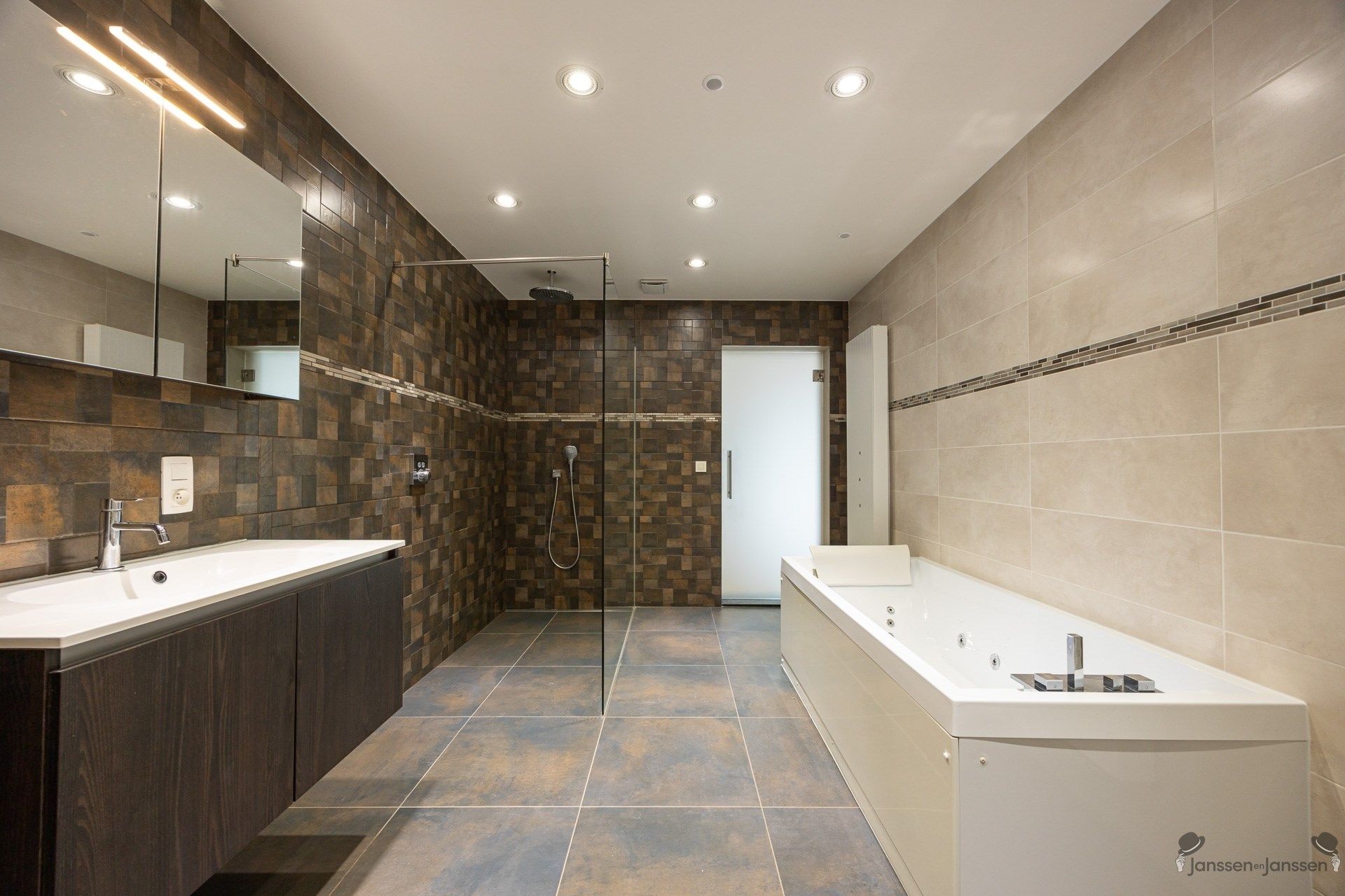 gerenoveerde woning met ruim magazijn  foto 11