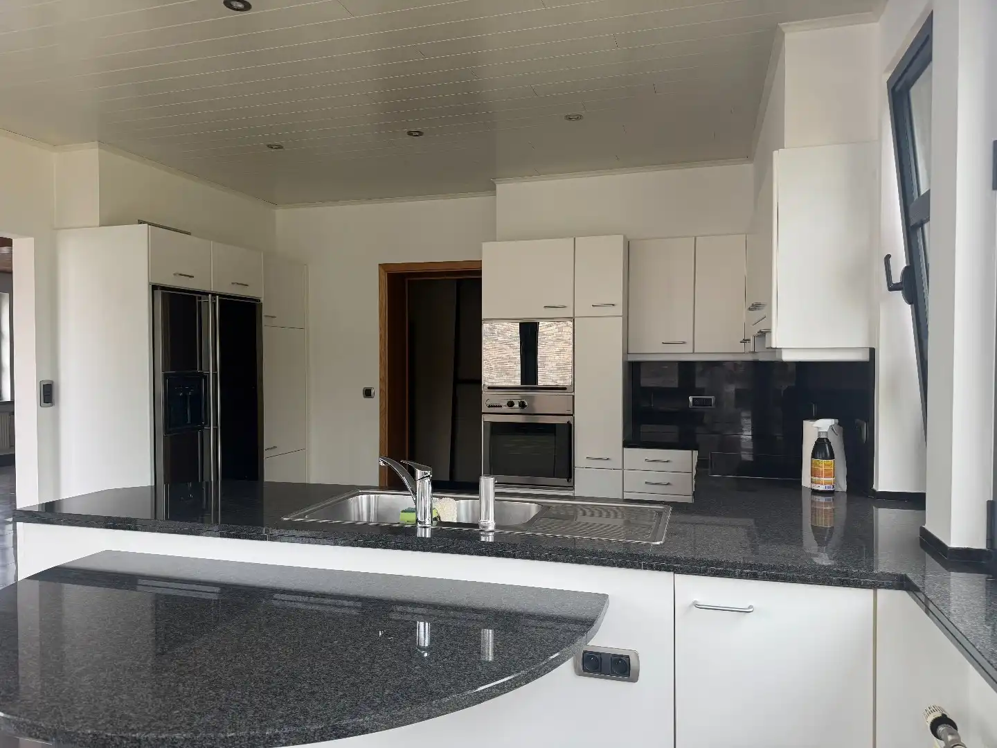 TE HUUR - Op zoek naar een ruim appartement in hartje Merchtem? Welkom Home! foto 6