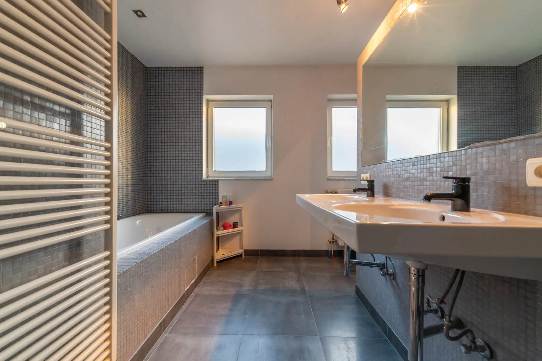 Instapklare, modern afgewerkte woning met B-label te Niel. foto 10