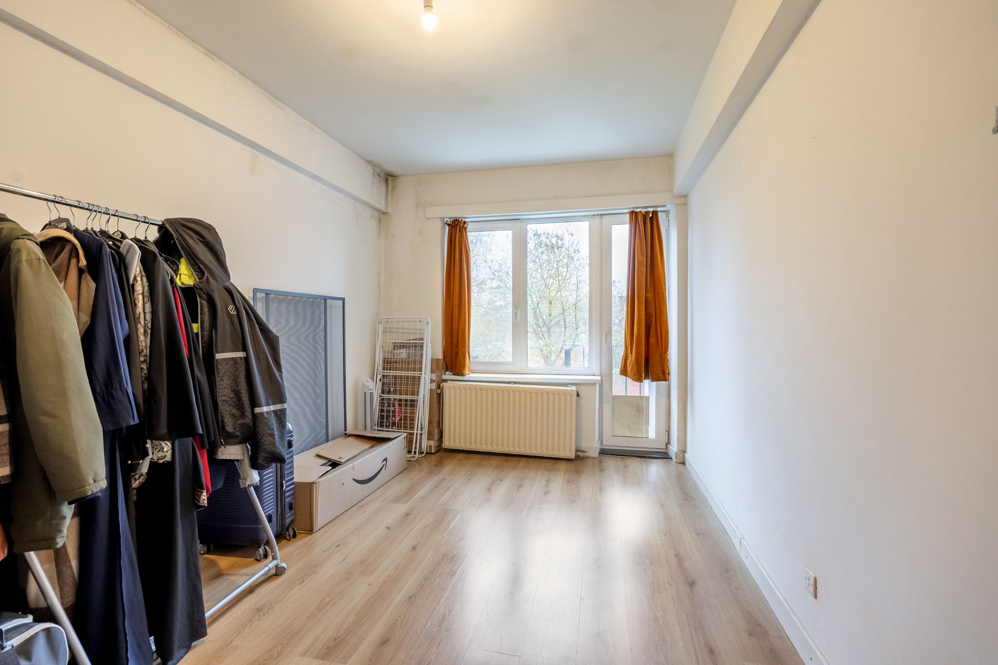 IDEALIS VASTGOED - CENTRAAL GELEGEN 2-SLPKMR APPARTEMENT IN HET CENTRUM VAN LEOPOLDSBURG! – Correct onderhouden appartement op de tweede verdieping (+-95m²) met een aangename leefruimte, aparte keuken, 2 slaapkamers, badkamer en apart toilet. Het appartement beschikt tevens over een lift en een privatieve kelder. Geschikt voor zij die zoeken naar betaalbaar wonen in het centrum van Leopoldsburg. foto 8