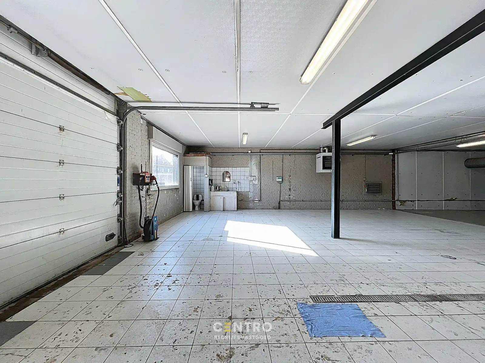 Magazijnen met kantoorgedeelte, garages én RUIM verhard buitenterrein, rustig gelegen in centrum Hooglede! foto 3