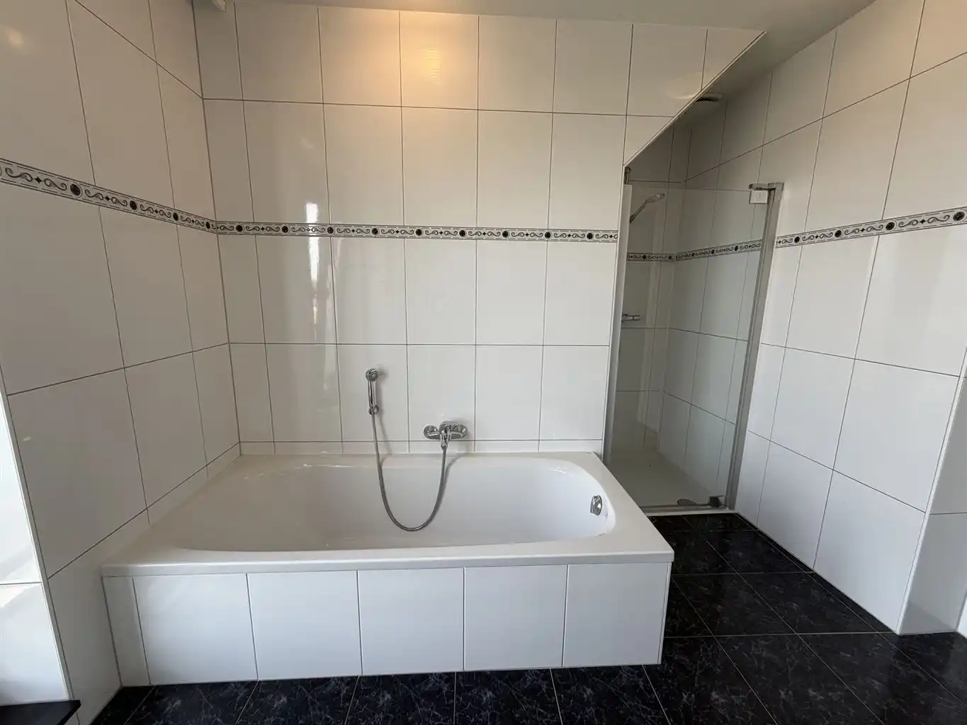 Zeer ruim en stijlvol 1-slaapkamer appartement met extra polyvalente ruimte en terrasje in het centrum van Neeroeteren.  foto 16