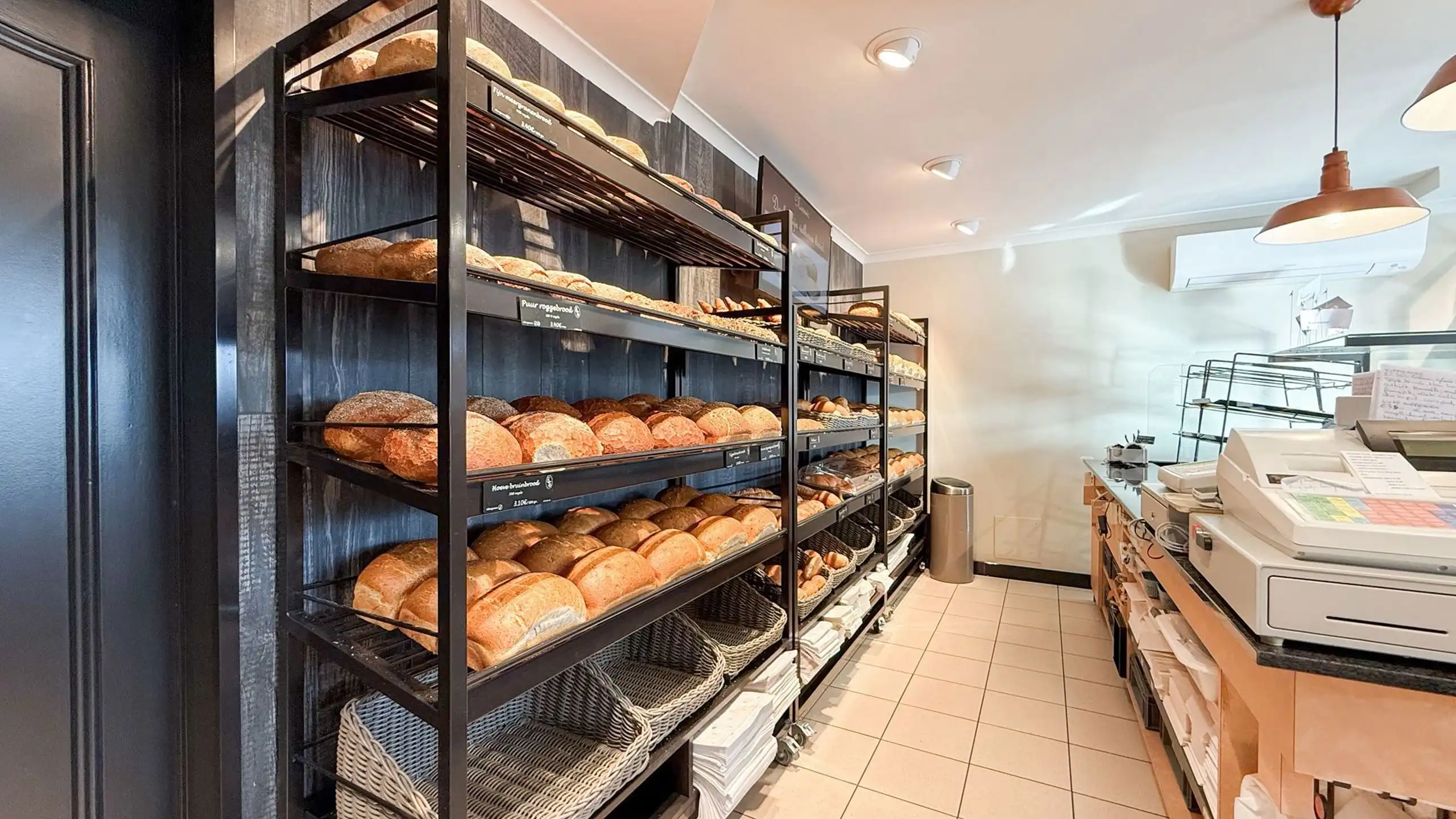 Instapklare bakkerij met woonst in het centrum van Zolder! foto 48