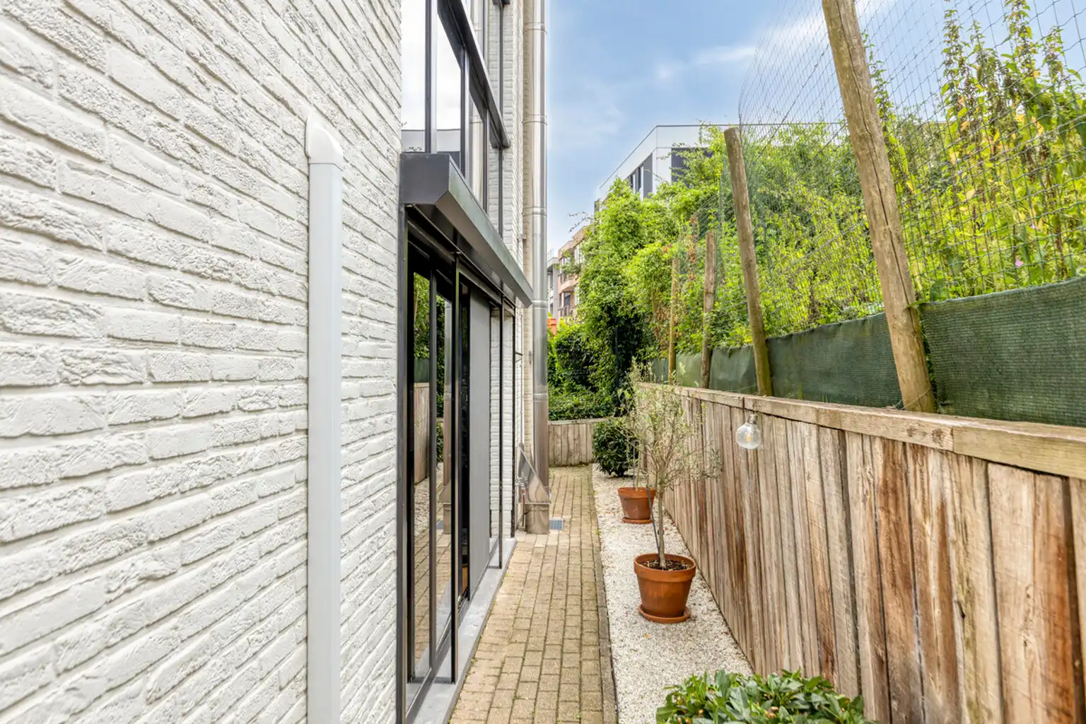 Instapklaar 2-slaapkamerappartement met tuin en garage foto 28