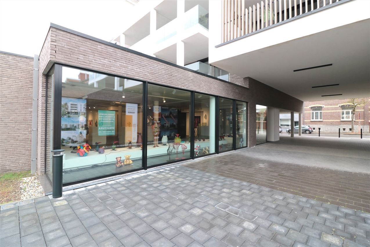 Optimaal gelegen winkel- of kantoorruimte foto {{pictureIndex}}