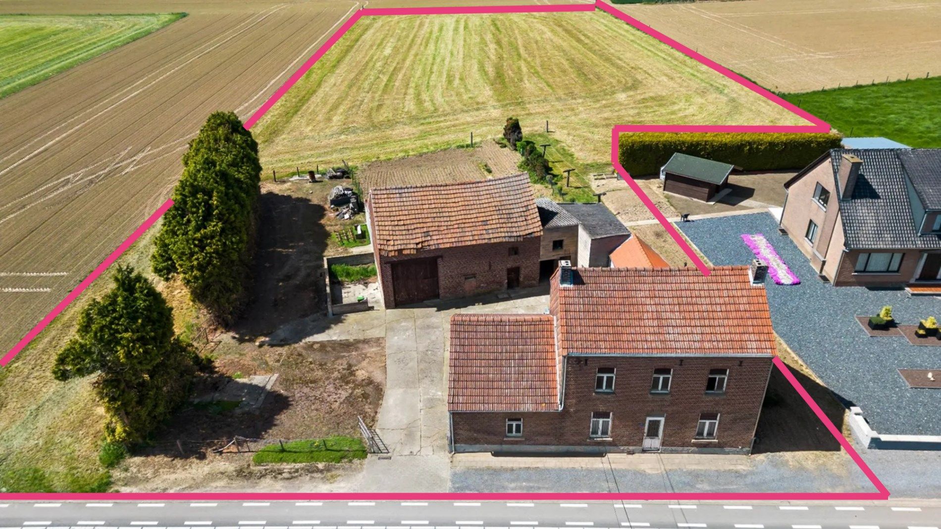 Hoofdfoto van de publicatie: Renovatiewoning op perceel van 6854 m²