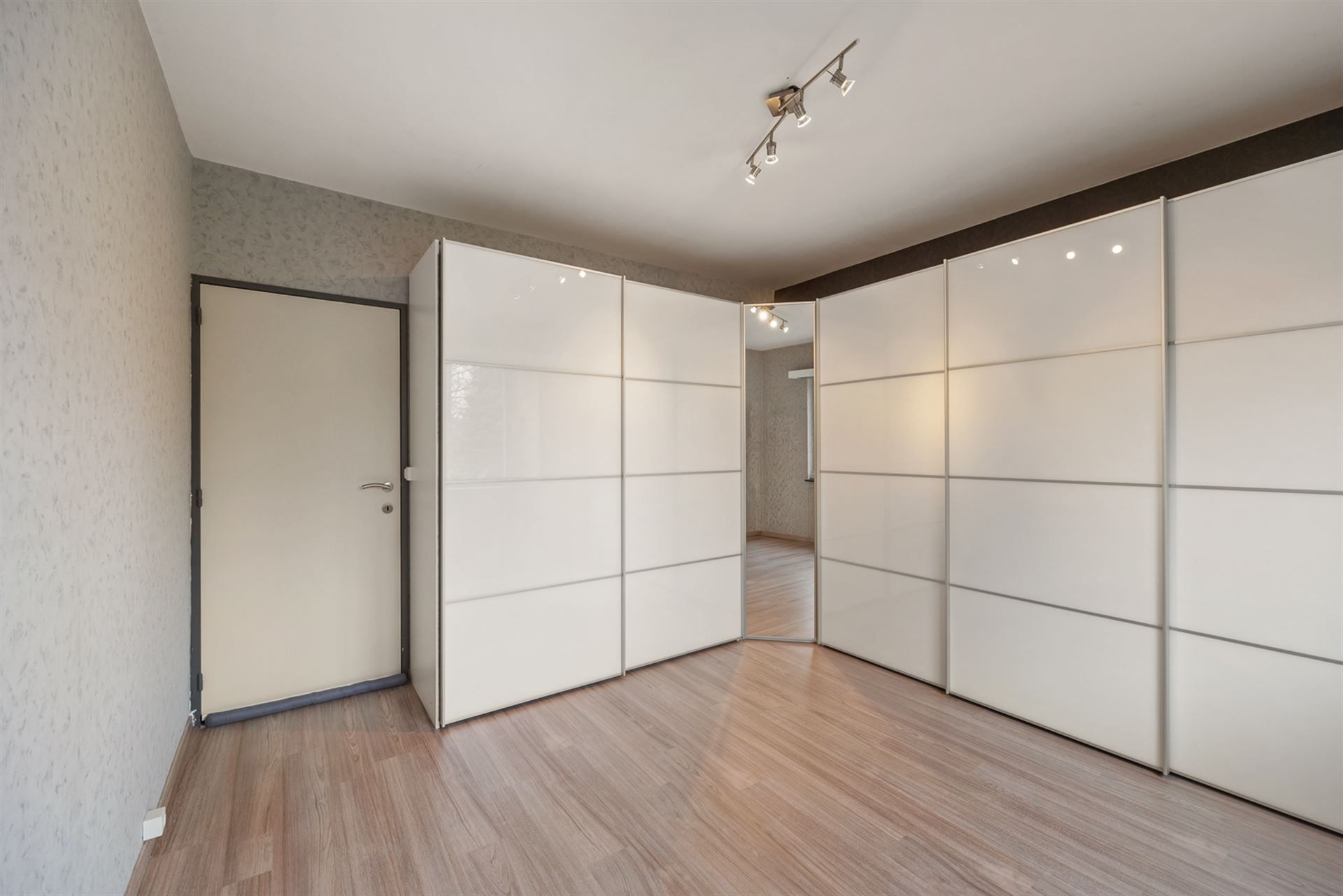 Instapklaar Appartement met Terras en Parking  foto 12