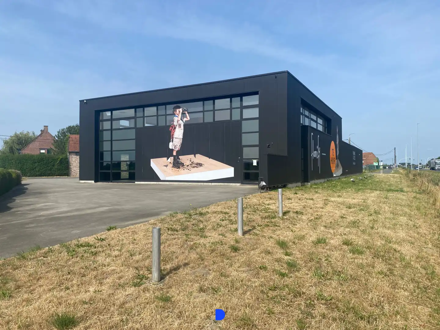 Bedrijfsgebouw op uitstekende zichtlocatie langs de Ring (R32) te Roeselare. foto {{pictureIndex}}