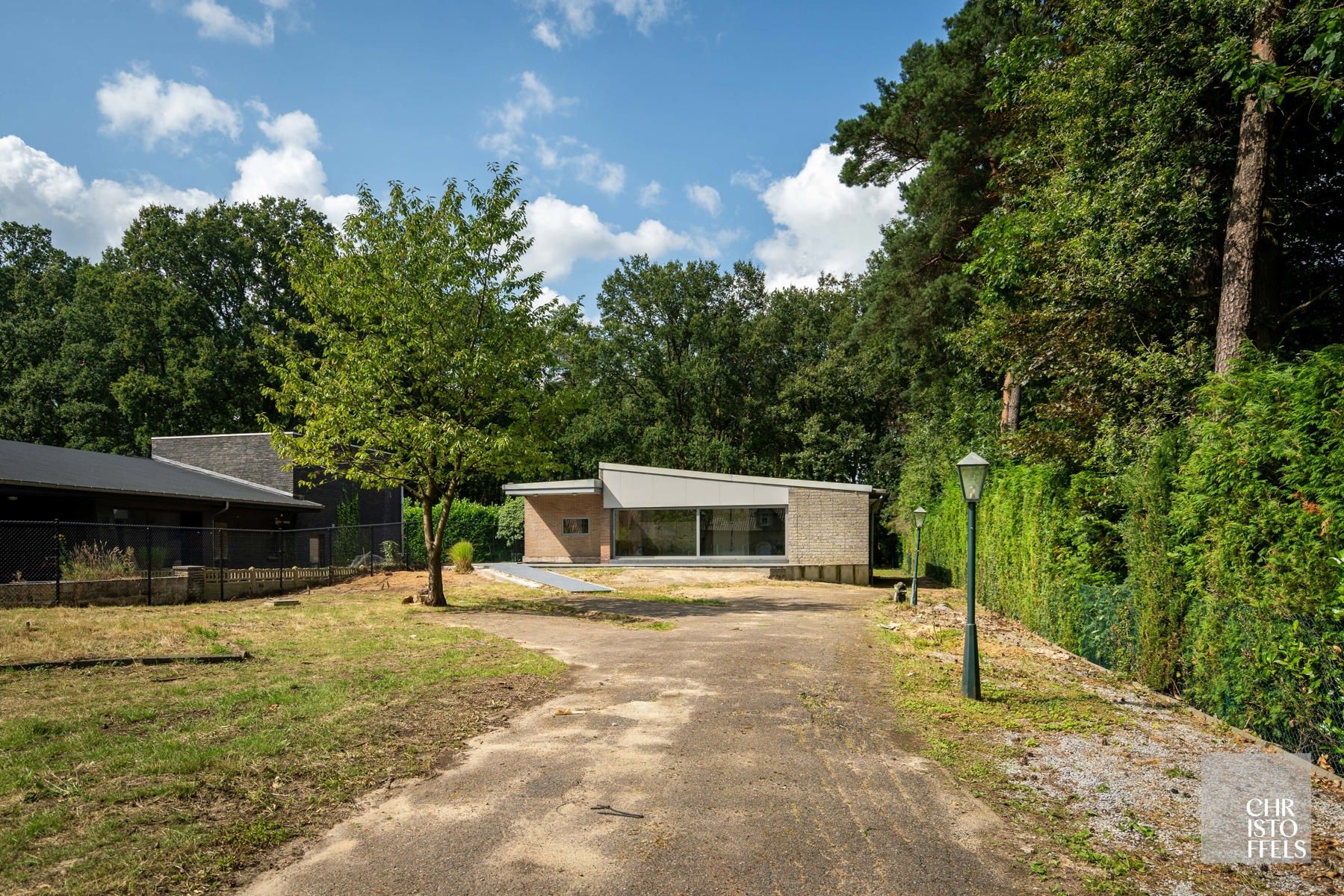 Deels gerenoveerde laagbouwvilla, residentieel gelegen in de bossen op een uitgestrekt perceel van 3.981m² foto 7