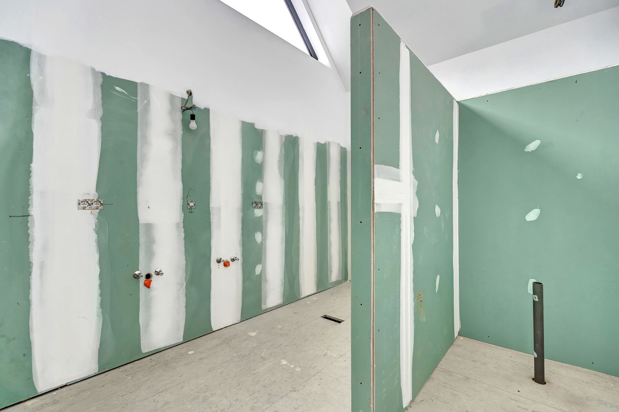 Goed gelegen opslagplaats met ruim af te werken appartement foto 18