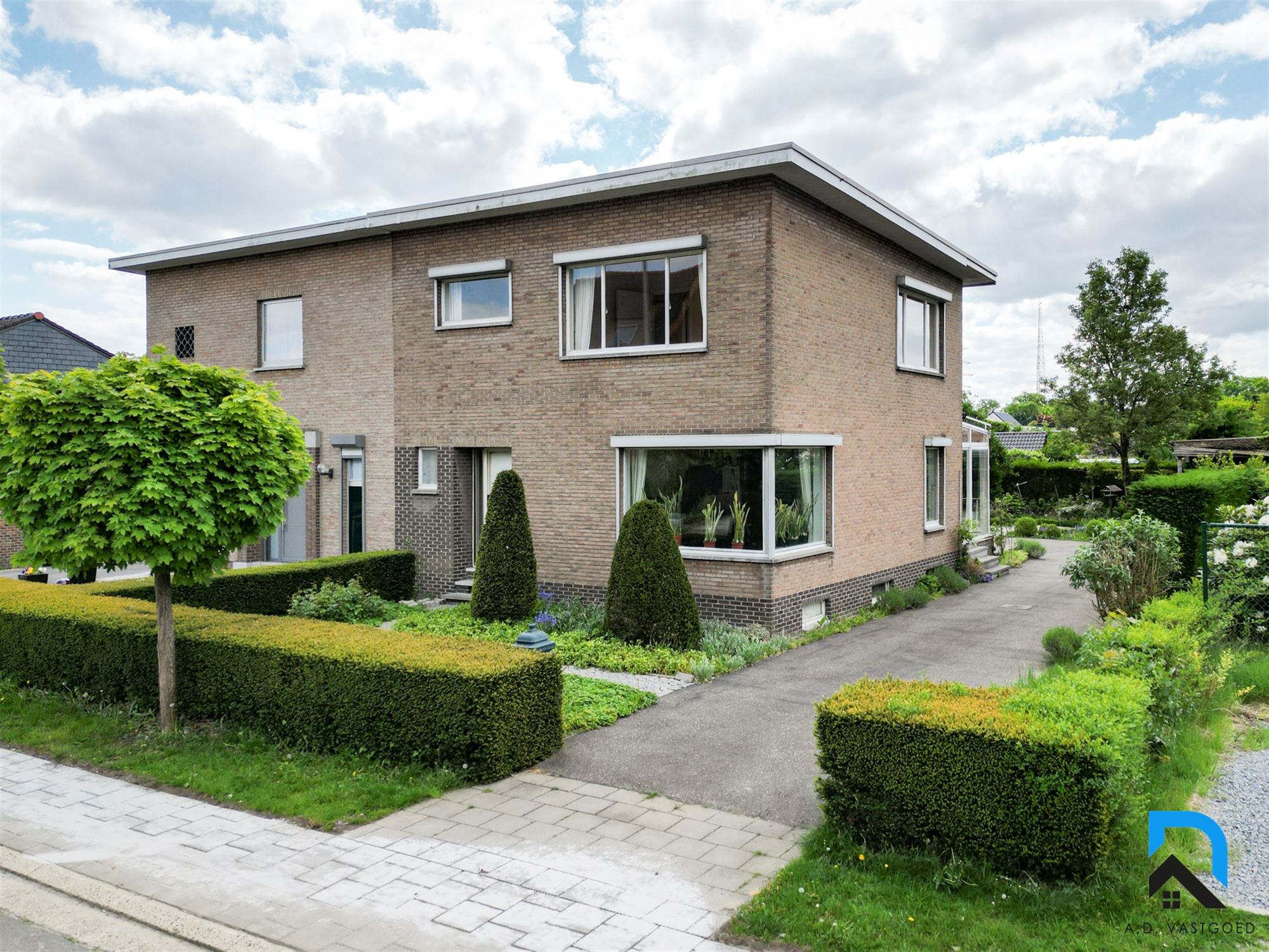 Halfopen bebouwing met tuin op toplocatie foto {{pictureIndex}}