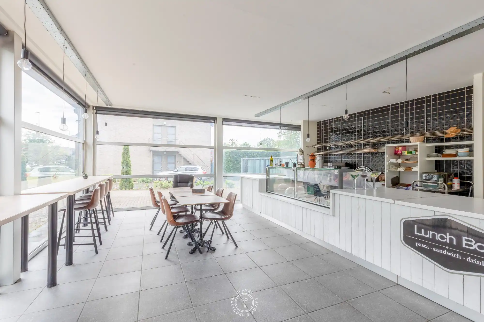 Instapklaar handelspand op centrale locatie met uitstekende visibiliteit foto 2