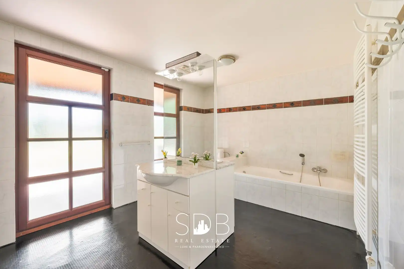 Hedendaagse villa met gezinstuin en graslanden op 7.496m² foto 16