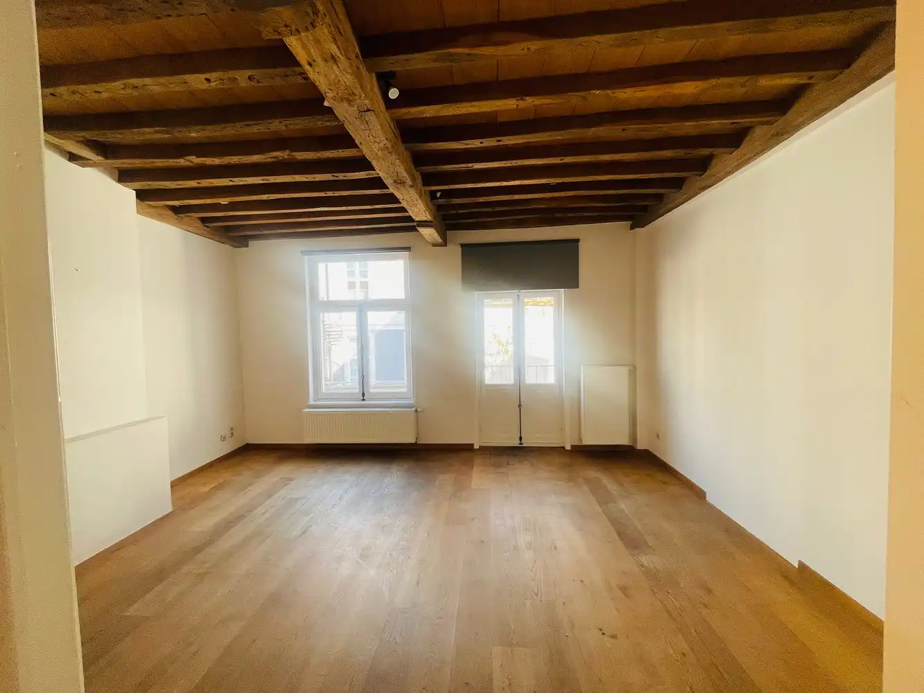 Historisch centrum Brugge.&nbsp; Tussen de Vismarkt en de Coupure.&nbsp; Prachtige, AUTHENTIEK GERENOVEERDE BURGERWONING met 4 SLAAPKAMERS, badkamer met ligbad en douchekamer + STADSPATIO. foto 6