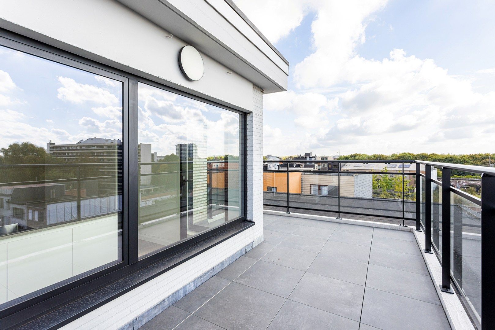 Penthouse (vernieuwbouw) gelegen op de 5de verdieping nabij Roma! foto {{pictureIndex}}