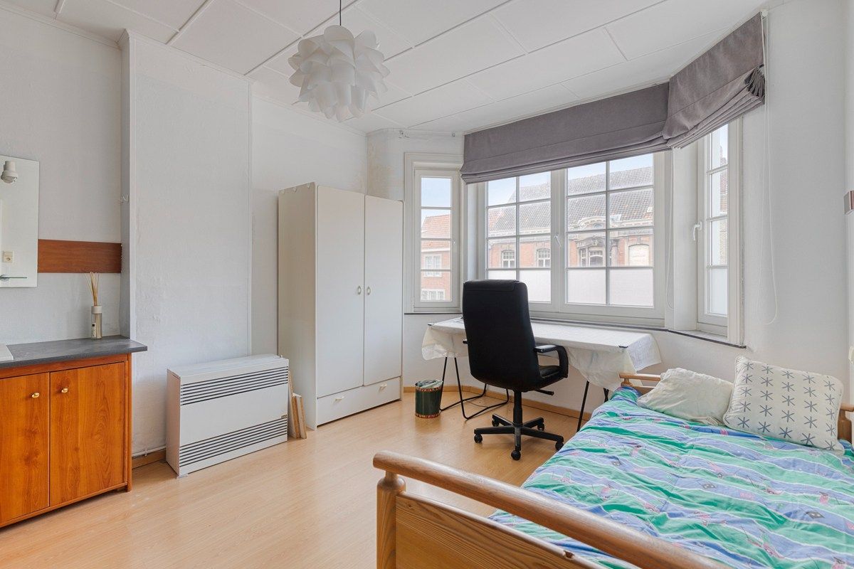 Charmante op te frissen woning met 4 slaapkamers en stadstuintje! foto 11