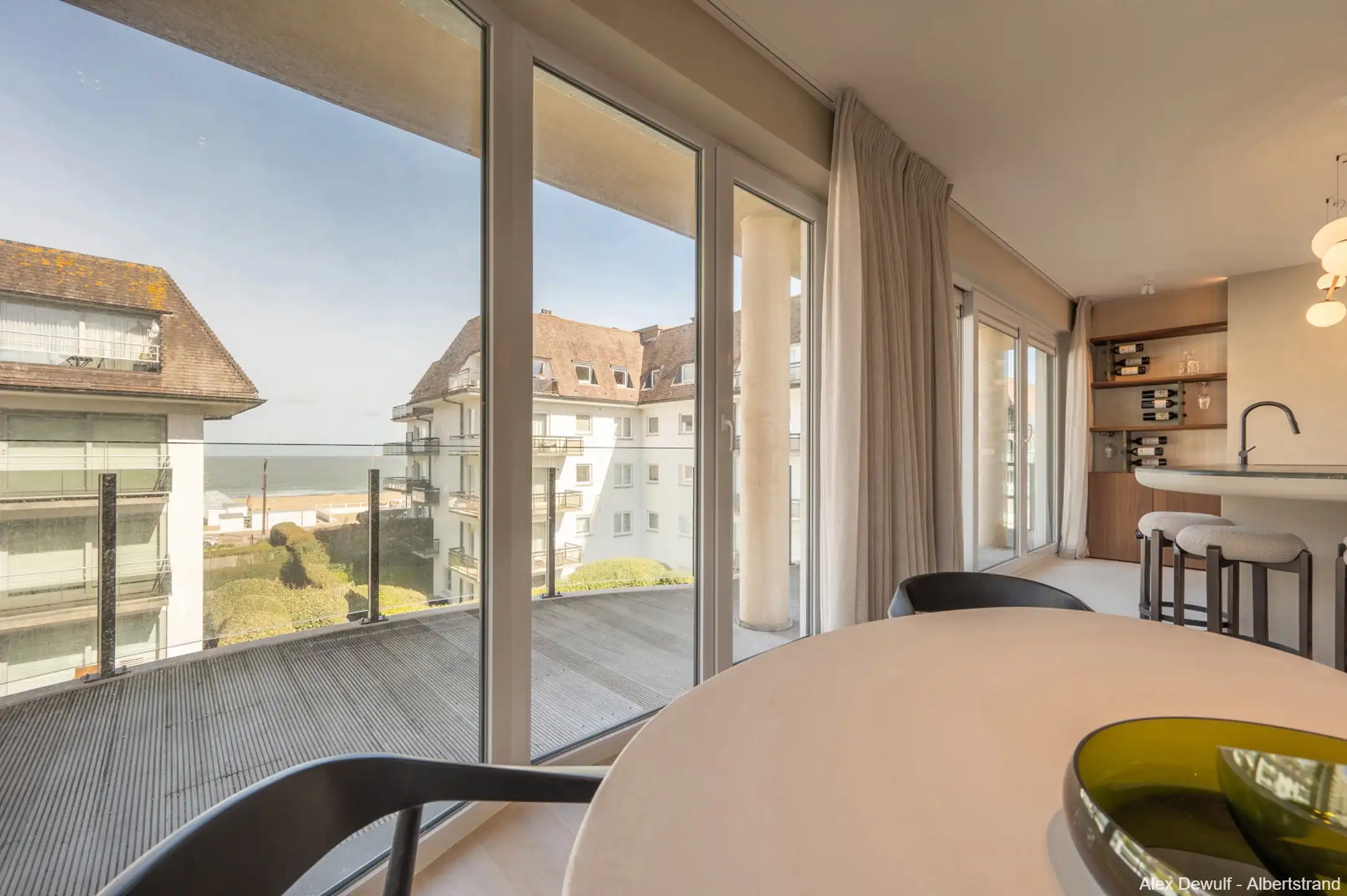 Ruim appartement met zeezicht en zonnig terras op de Kustlaan. foto 6