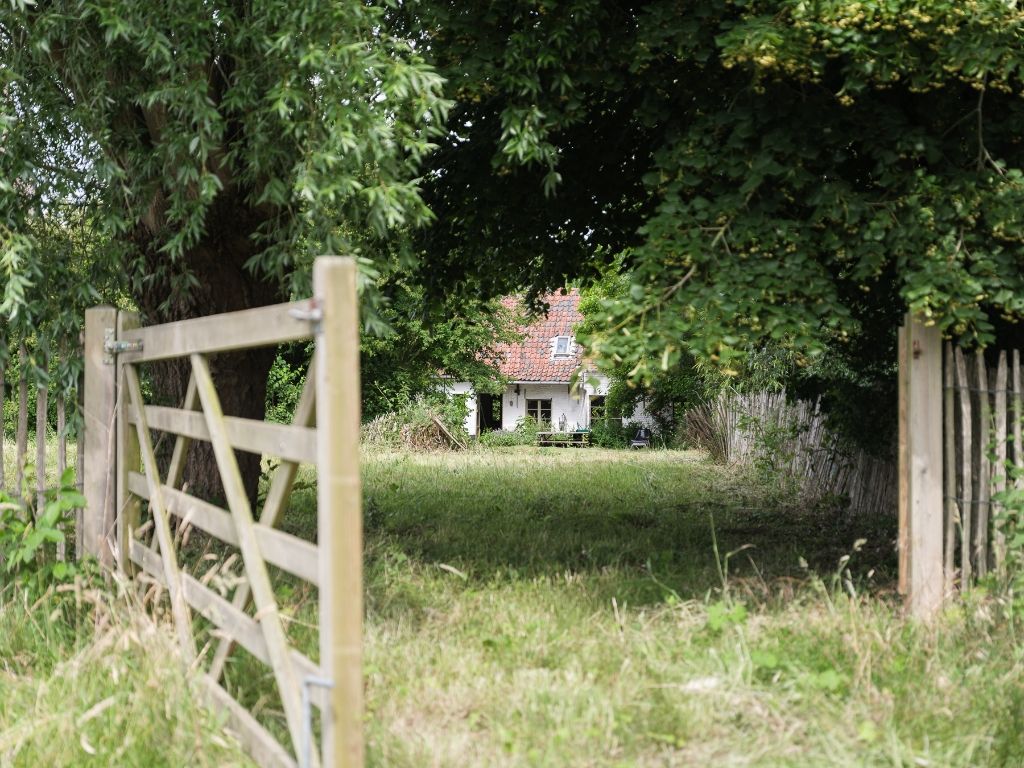 Hoofdfoto van de publicatie: Dikkelvenne – Te renoveren hoeve op een terrein van 2.179 m², omgeven door groen en weides.