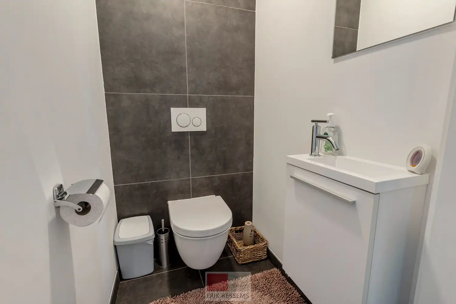 Deze moderne halfopen woning, gebouwd in 2016, biedt een bewoonbare oppervlakte van maar liefst 232 m² op een perceel van 377 m² en maar liefst 5 slaapkamers waarvan er eentje in gebruik is als bureau. foto 10