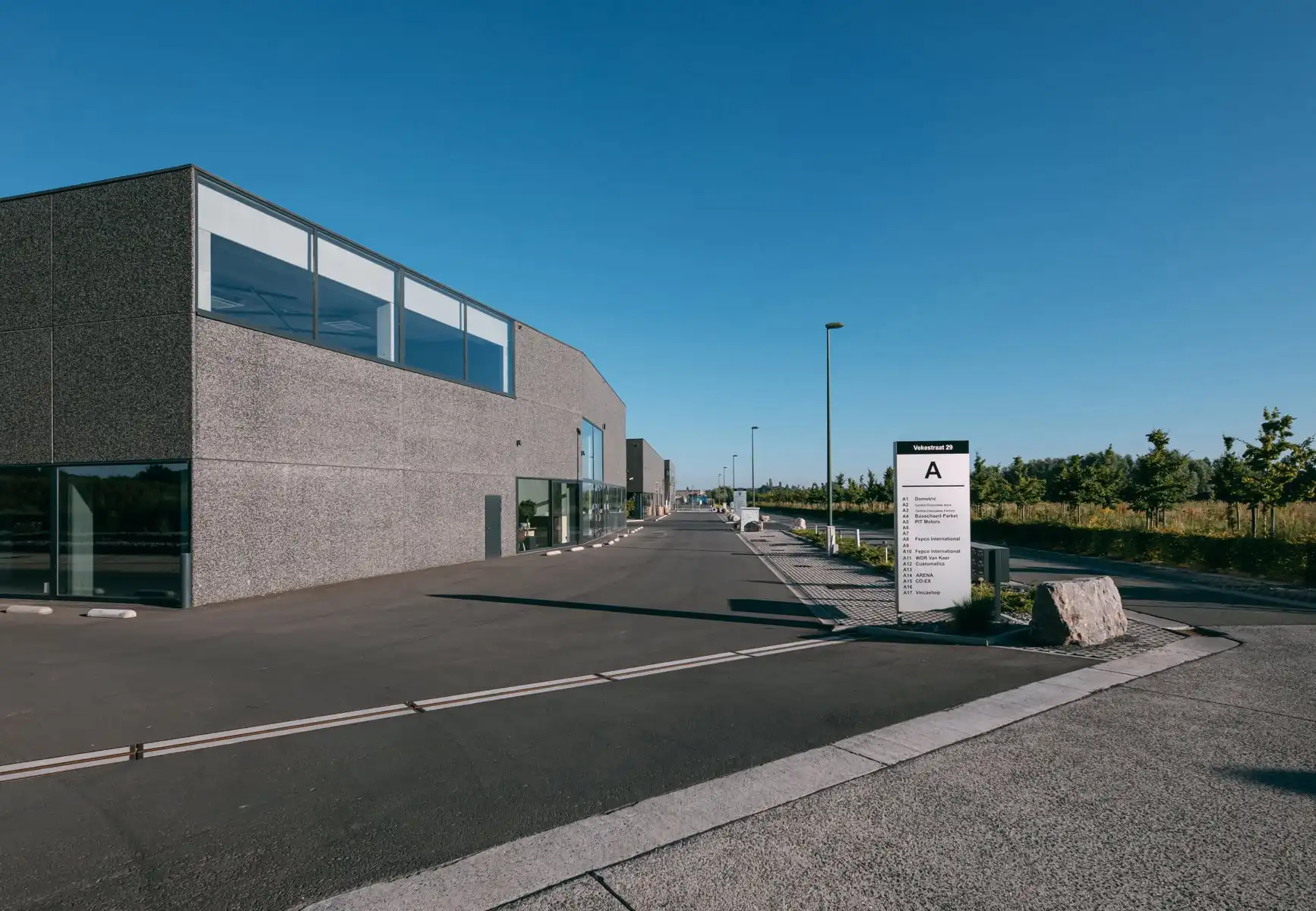 KMO-unit van 216 m² en 3 parkeerplaatsen foto {{pictureIndex}}