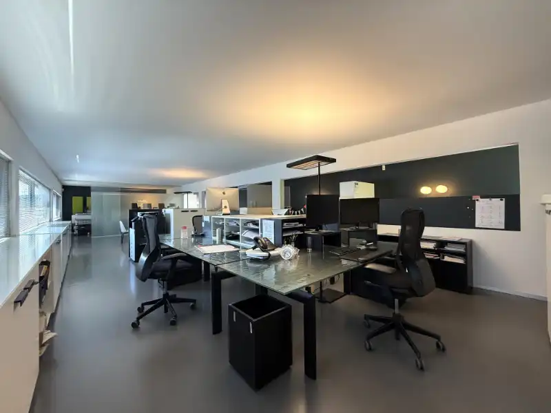 Veelzijdig bedrijfsgebouw langs de Dender met showroom, kantoren & parking foto 15