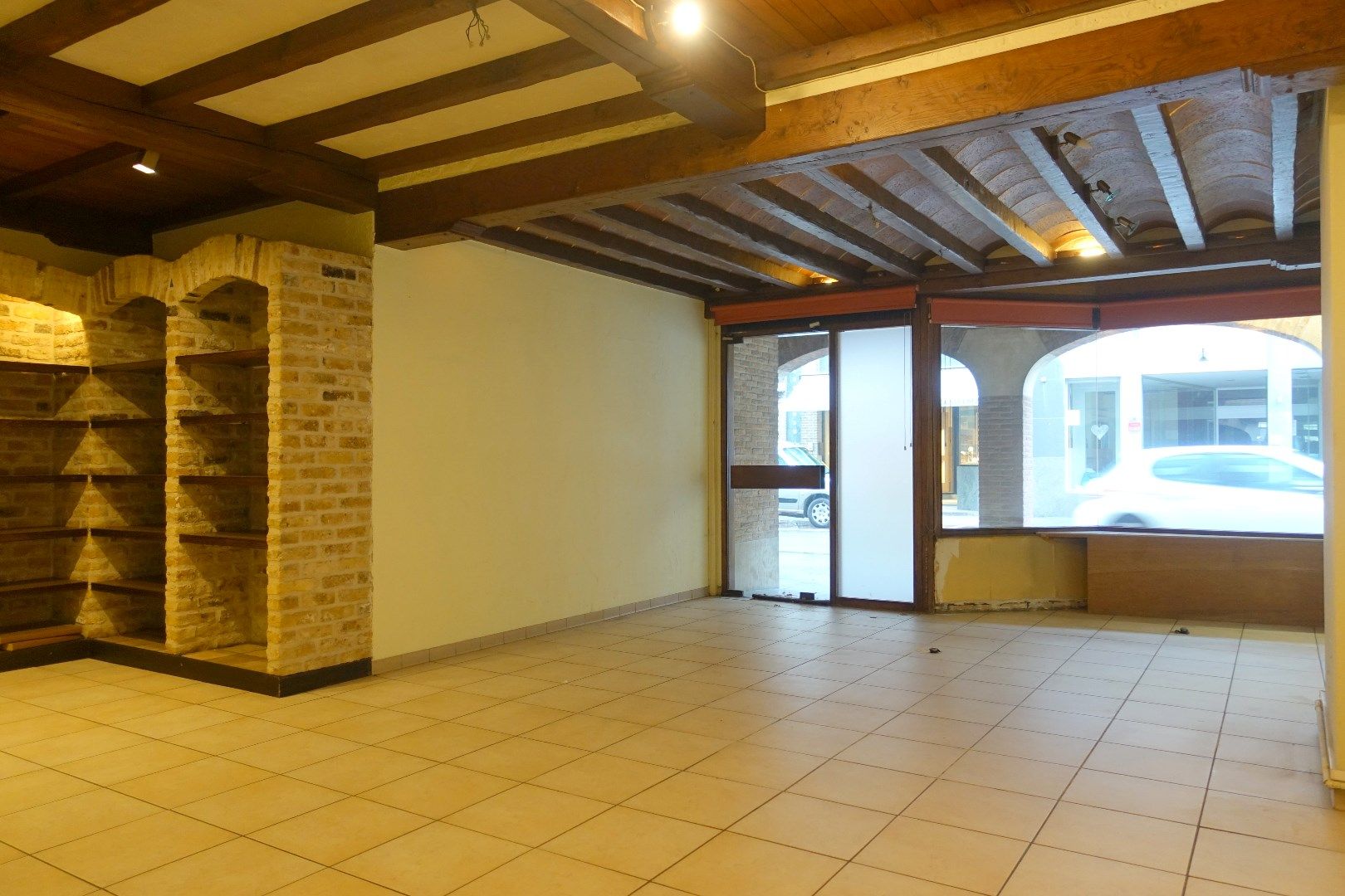 Opbrengsteigendom met 7 appartementen, 2 handelspanden en 7 garageboxen in Gistel foto 8