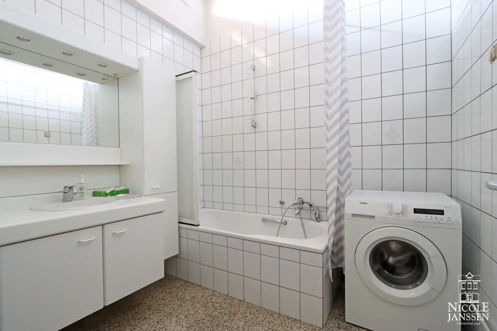 Grote loods en handelspand met bovengelegen woonst net buiten het centrum van Maaseik foto 29