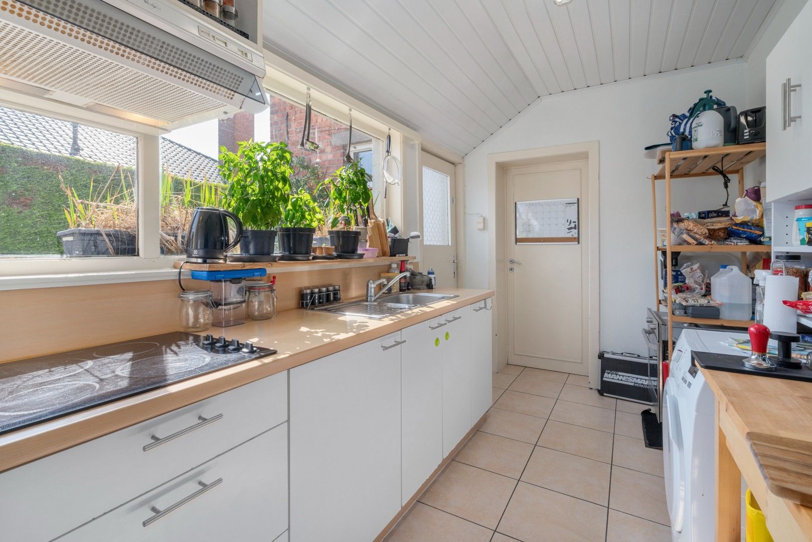 Halfopen woning met tuin en garages in het centrum van Nevele! foto 14