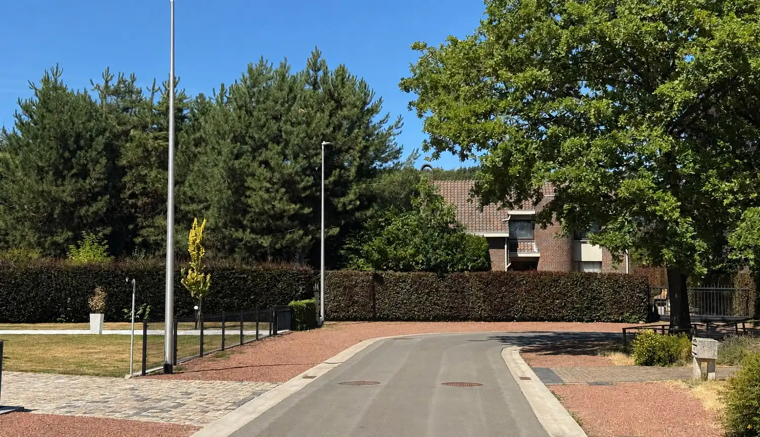 Royale gezinswoning met 4 slaapkamers op toplocatie, inclusief naastliggend perceel grond foto 3