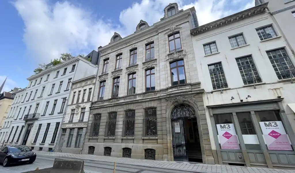 Kantoren te huur in prachtig herenhuis in centrum Antwerpen foto {{pictureIndex}}