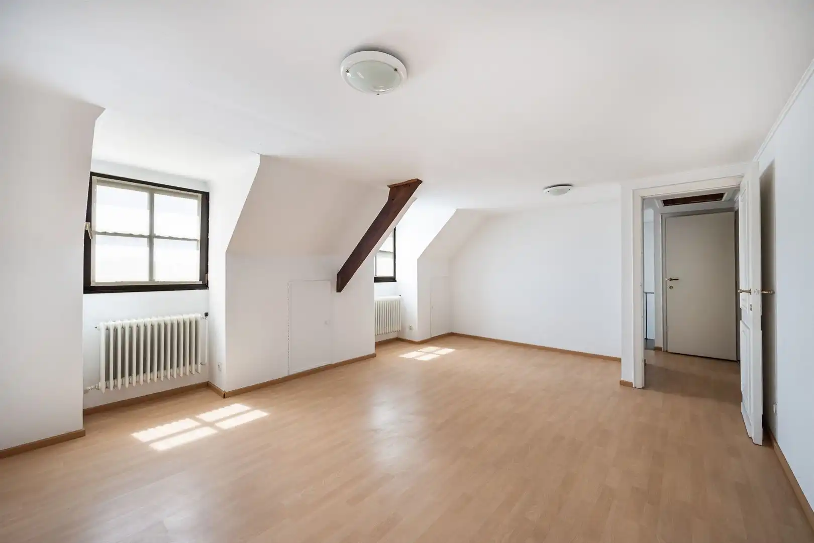 Grote woning in de dorpskern, met tuin en achter-uitweg. 'Must-see'! foto 14