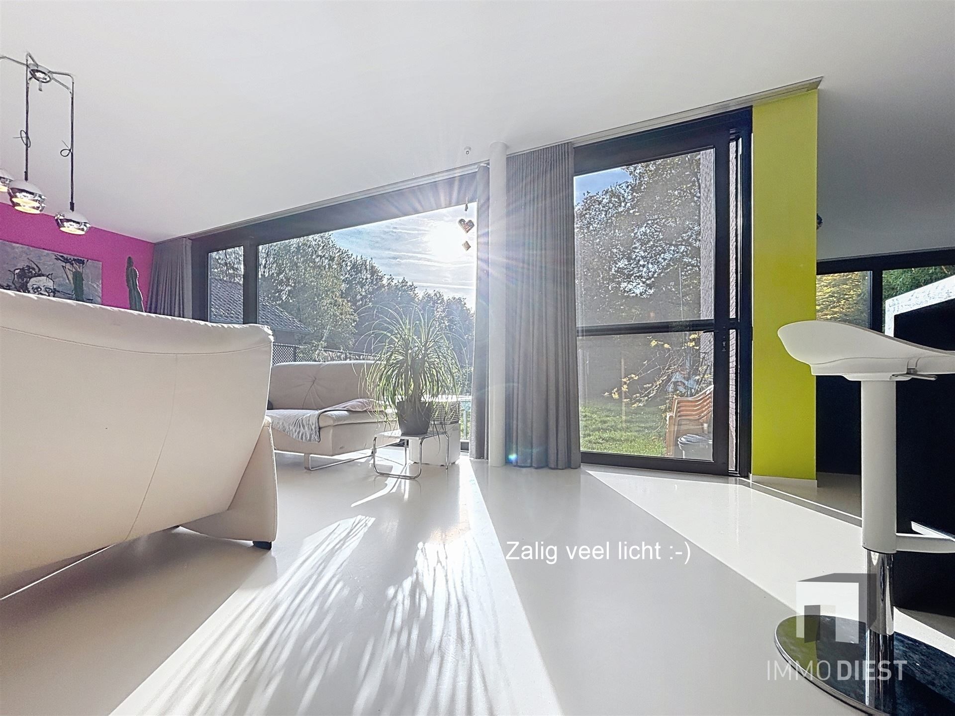 Moderne en strakke villa met veel lichtinval foto 9