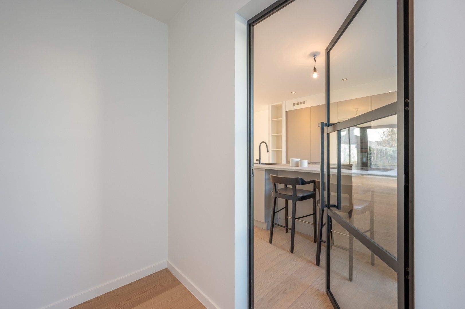 Volledig gerenoveerde en energiezuinige woning met prachtige diepe tuin foto 3