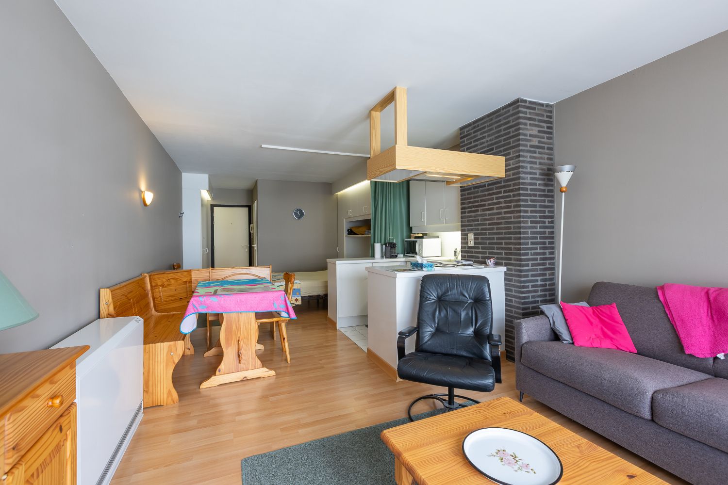 Ontdek deze charmante en ruime studio op de 5e verdieping van Residentie Square! foto {{pictureIndex}}