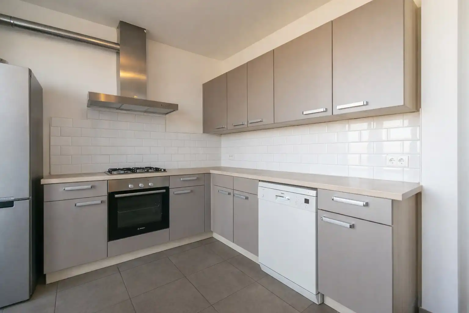 OPBRENGSTGEBOUW MET 4 RUIME APP + HANGAR (350m²)! foto 6