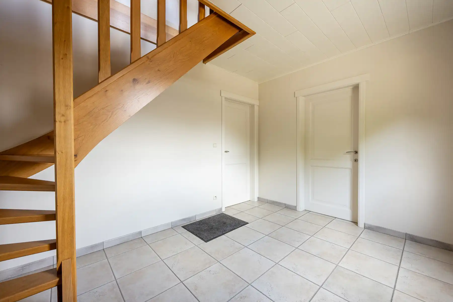 Bedrijfswoning met bijgebouwen en weiland op ca 1,3ha. foto 11