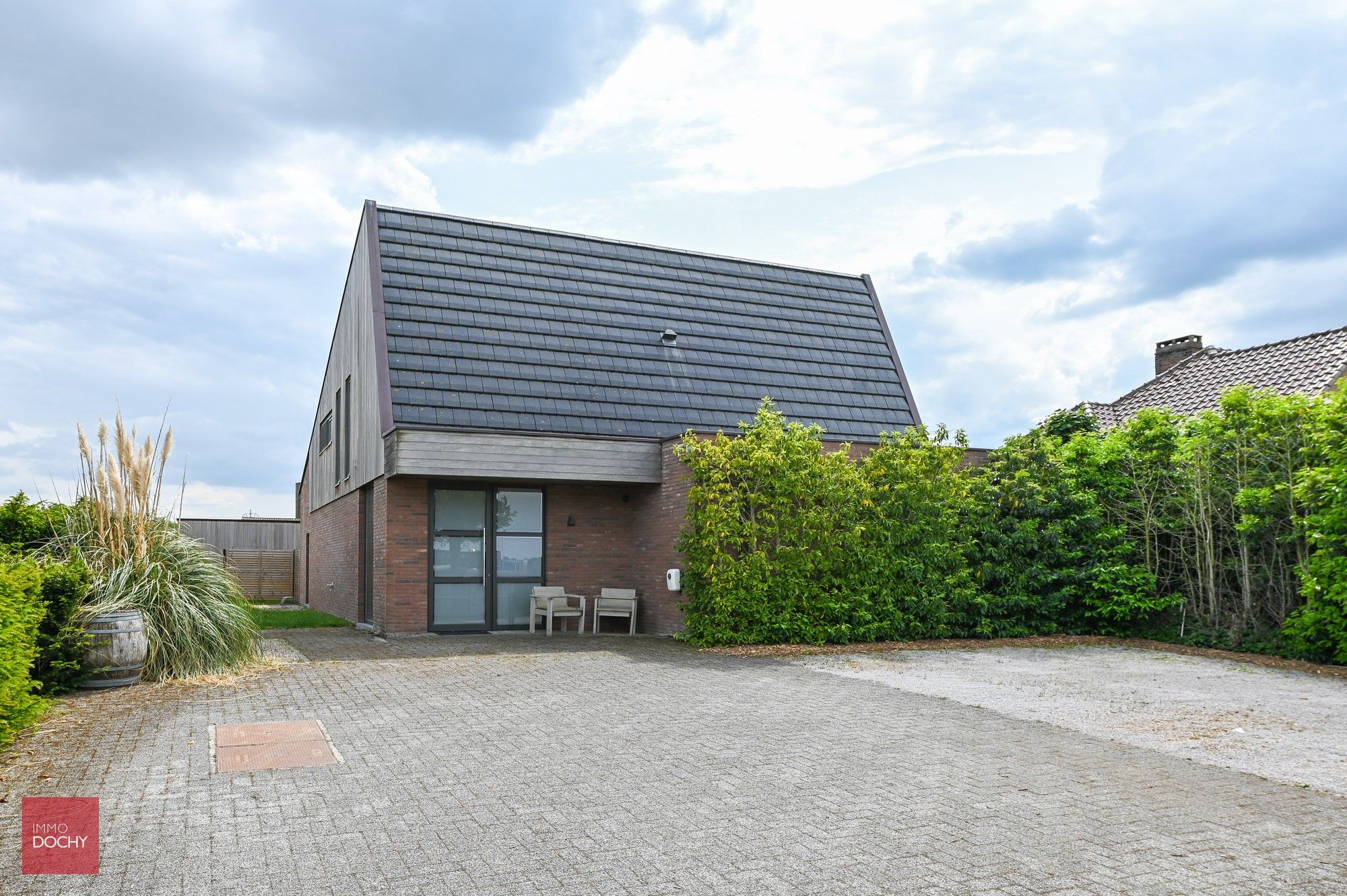 Mooie alleenstaande energiezuinige woning (A-label) met alle comfort en discretie foto {{pictureIndex}}