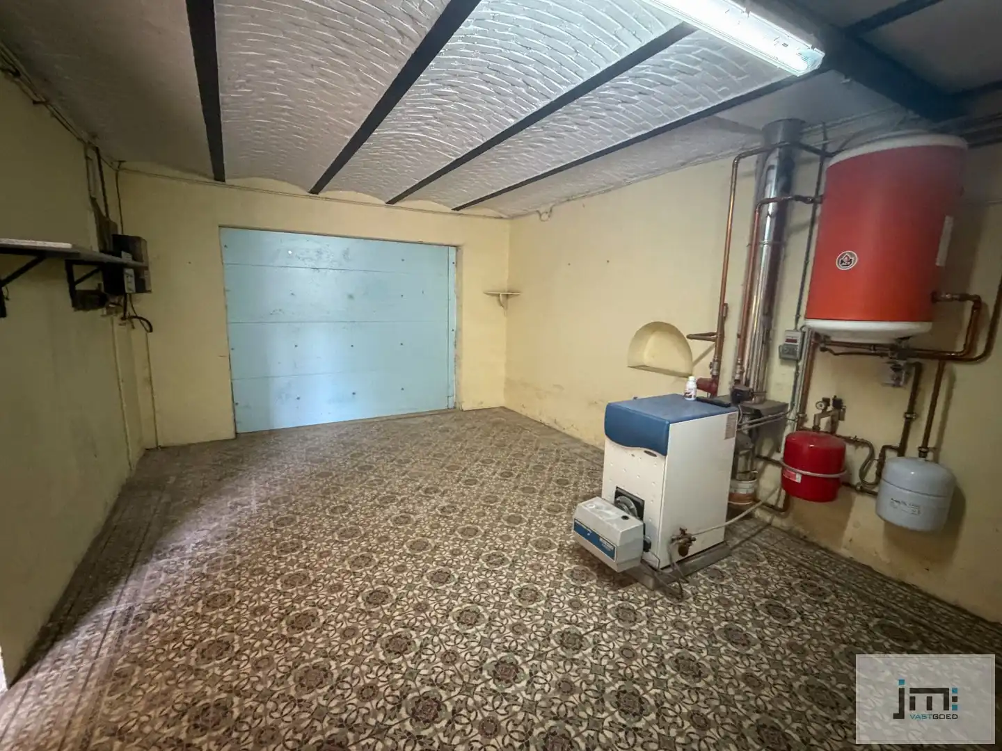 Woning met grote stallen foto 9
