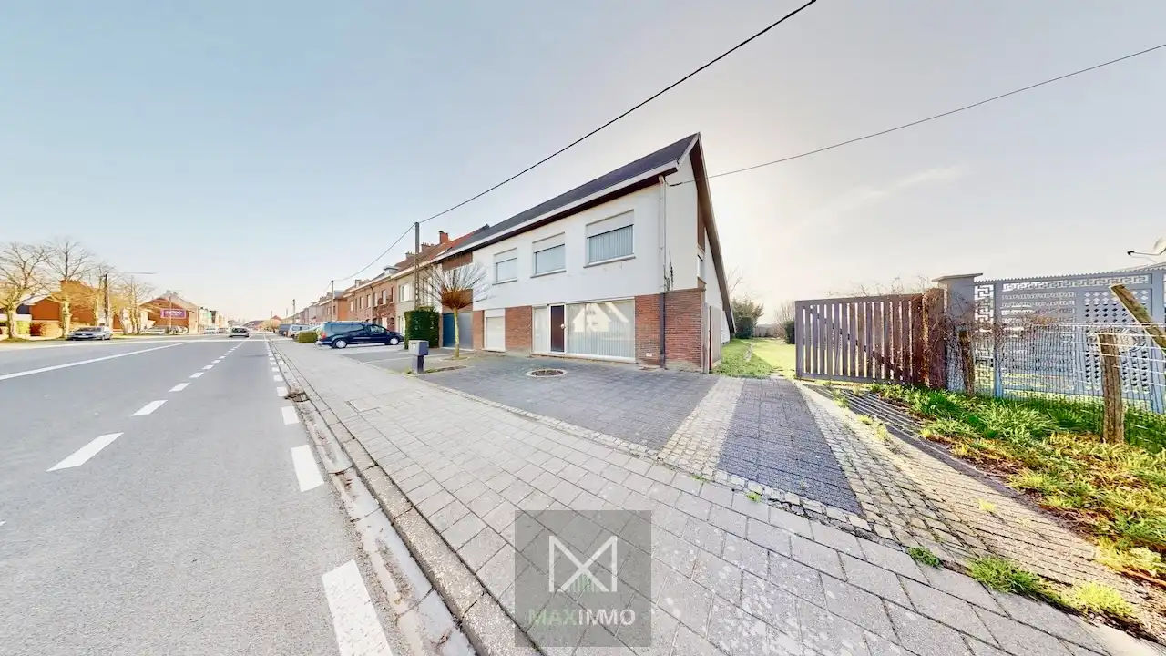 Hoofdfoto van de publicatie: Instapklare halfopen woning met dubbele garage, atelier en ZW-tuin te Rekkem