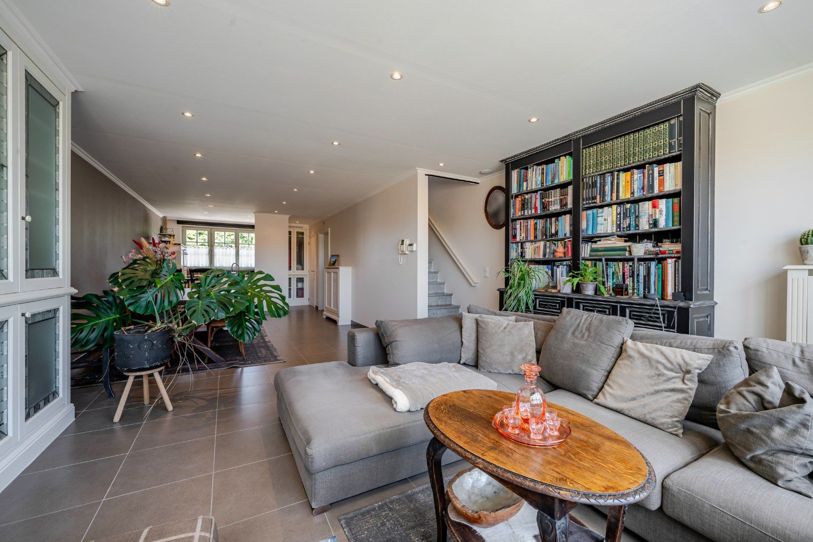 Ruime woonst met zongericht terras en garagebox foto {{pictureIndex}}