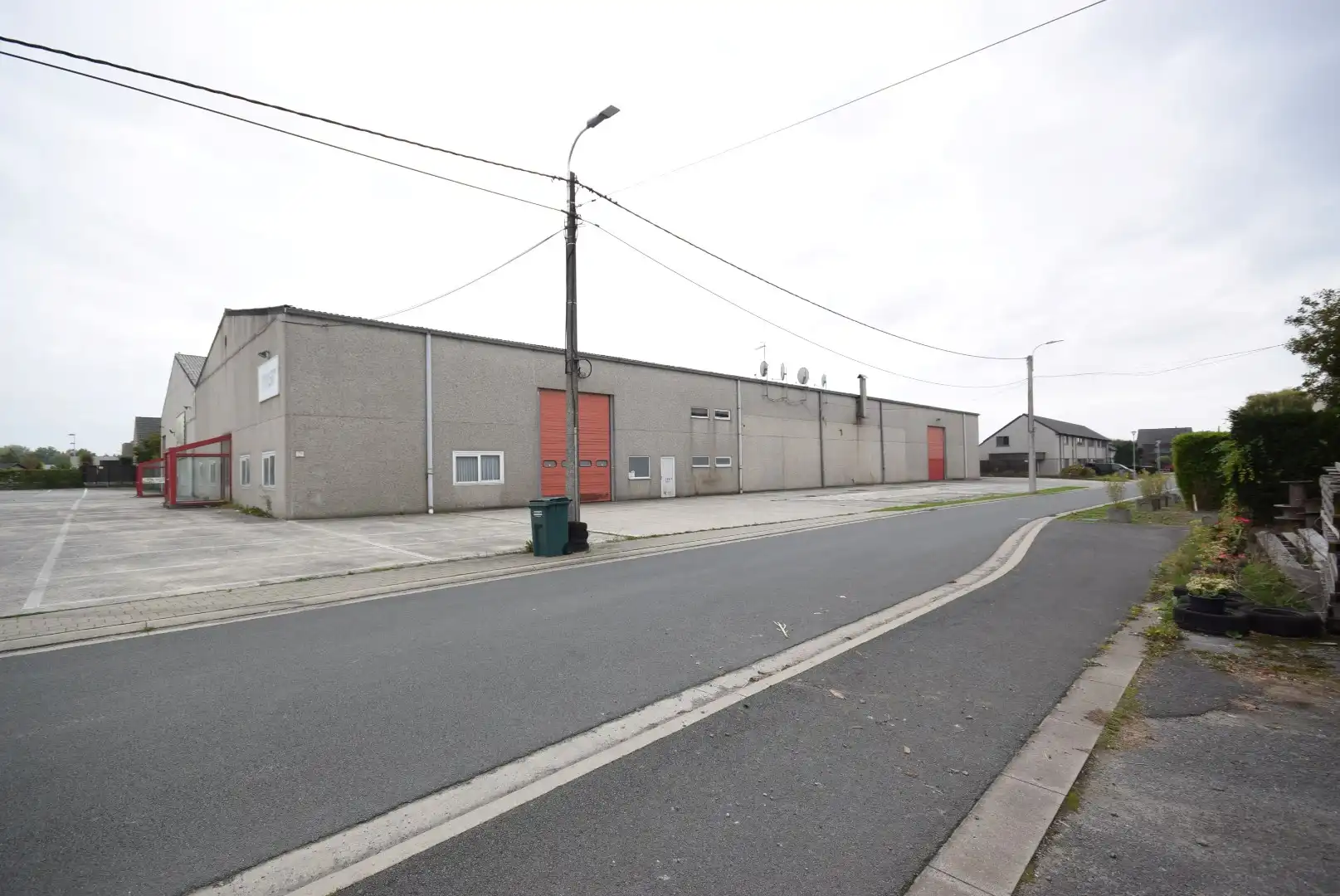 VEELZIJDIGE RUIME LOODS VAN 1150 M² MET BURELEN EN TOONZAAL  foto 13