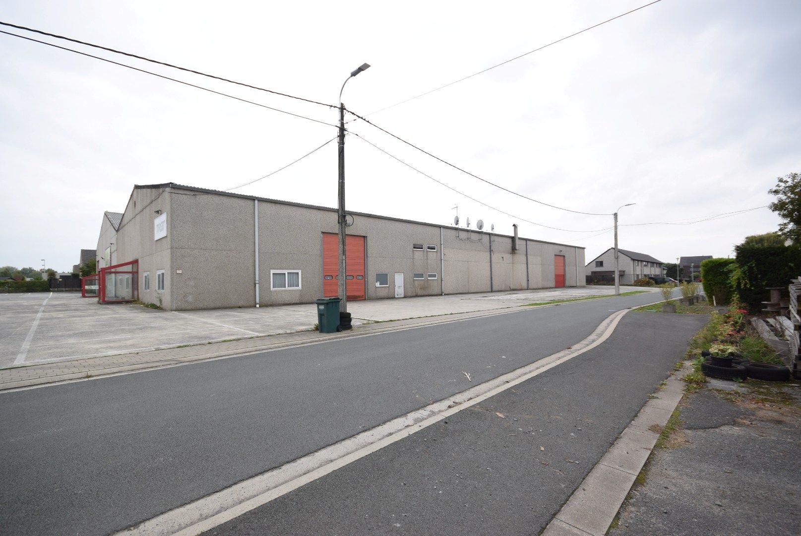 VEELZIJDIGE RUIME LOODS VAN 1150 M² MET BURELEN EN TOONZAAL  foto 13