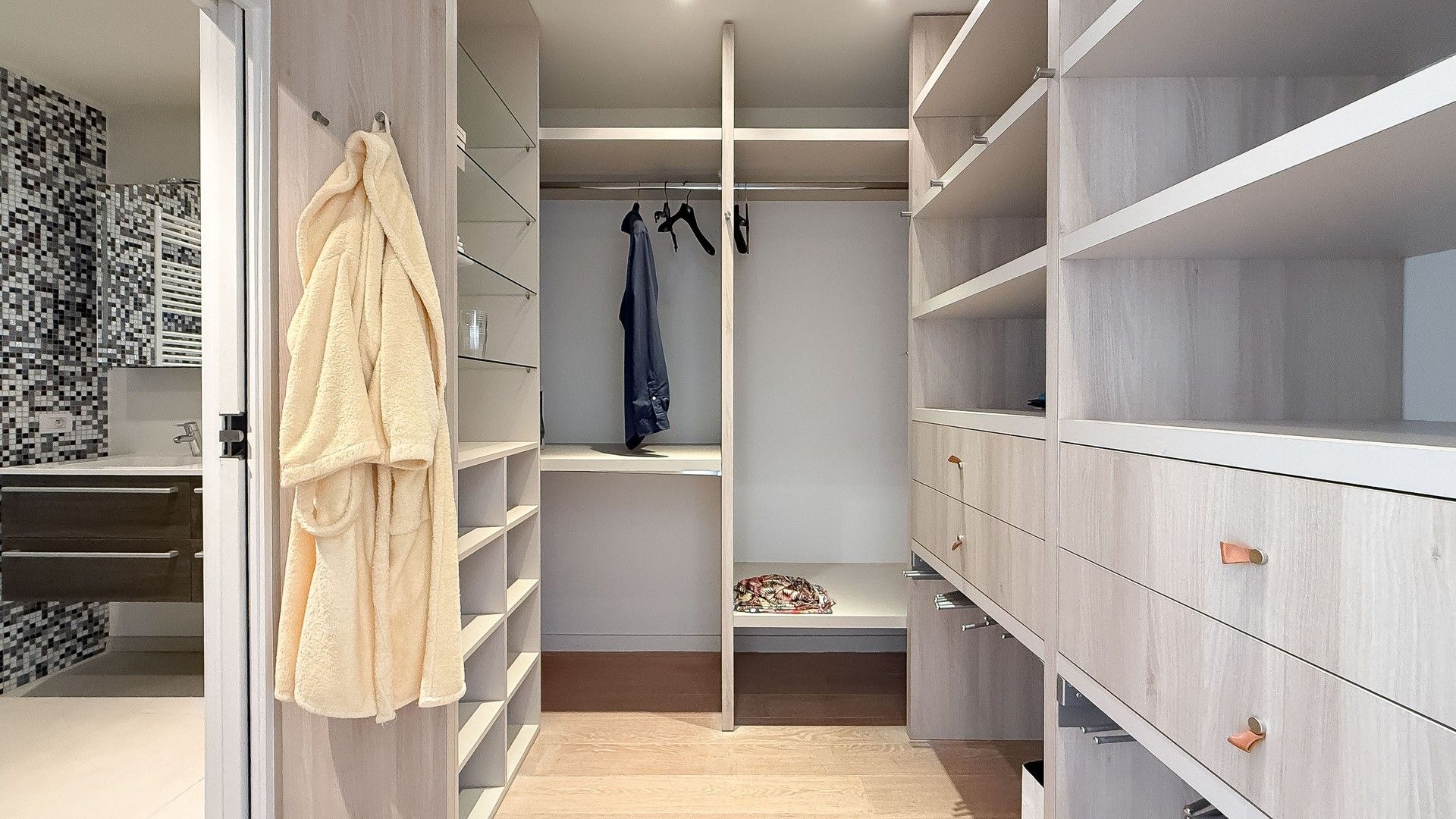 Ruim appartement van 163m² met 11 m² façade in de Dumortierlaan. foto 17