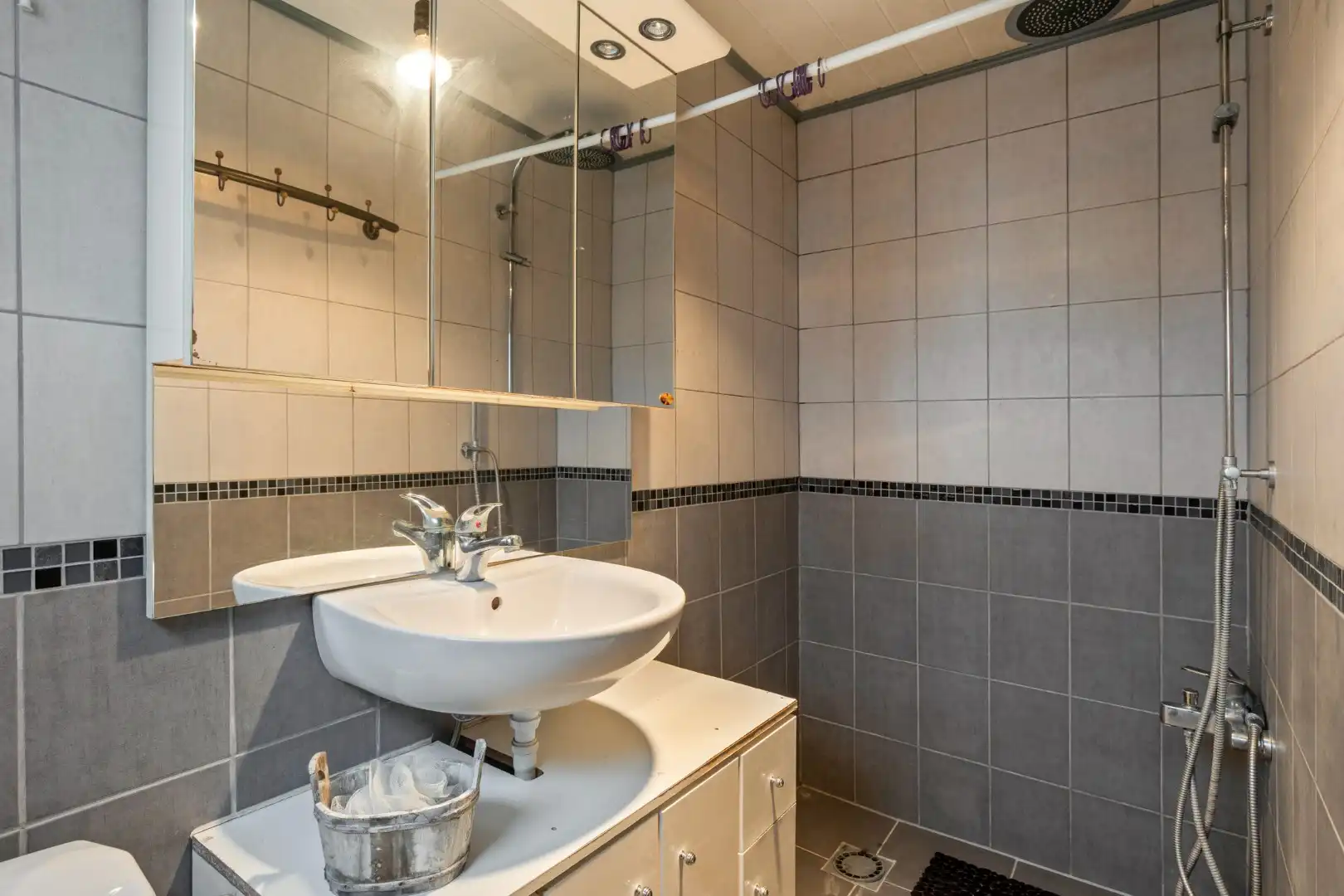 Ruime woning met 4 slaapkamers, garage en tuin in een leuke buurt! foto 12