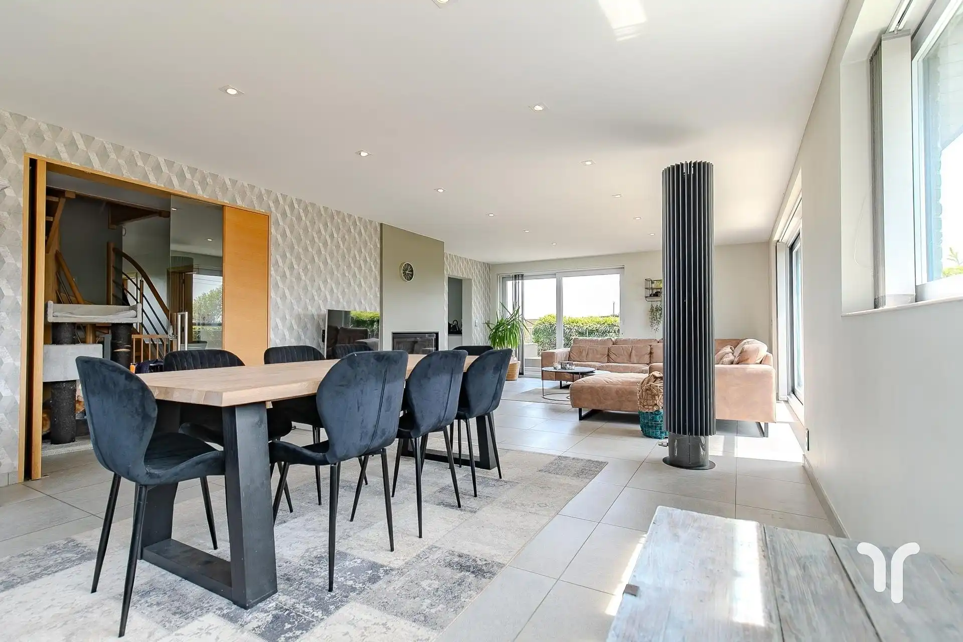 Instapklare, open bebouwing met 4 slaapkamers en prachtig open uitzicht, gelegen op een invalsweg. foto 3