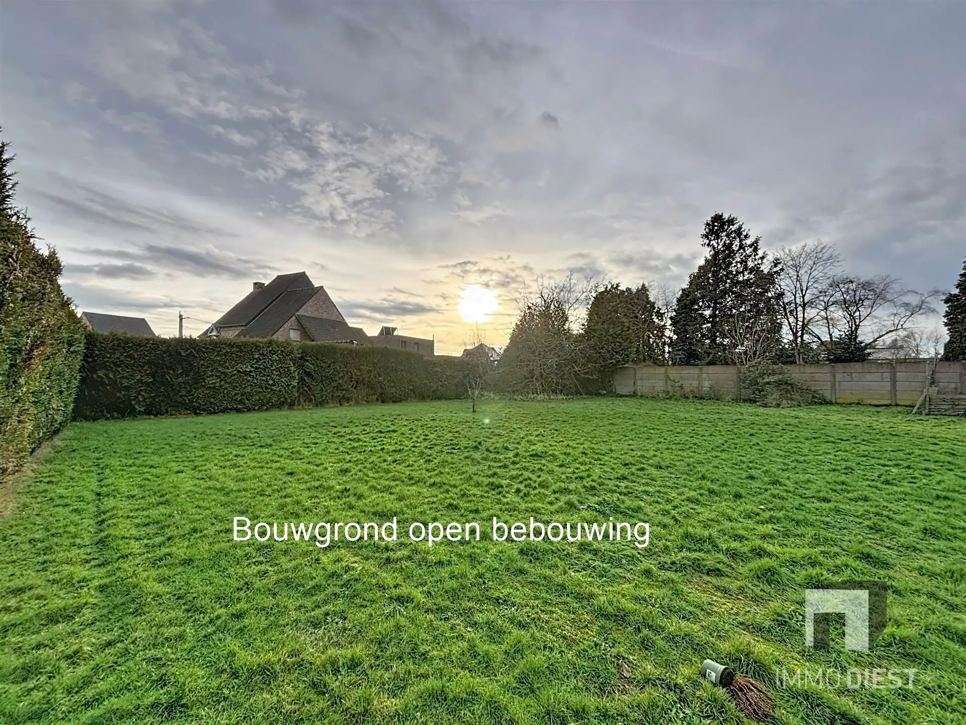Knappe bouwgrond 640m2 open bebouwing foto {{pictureIndex}}