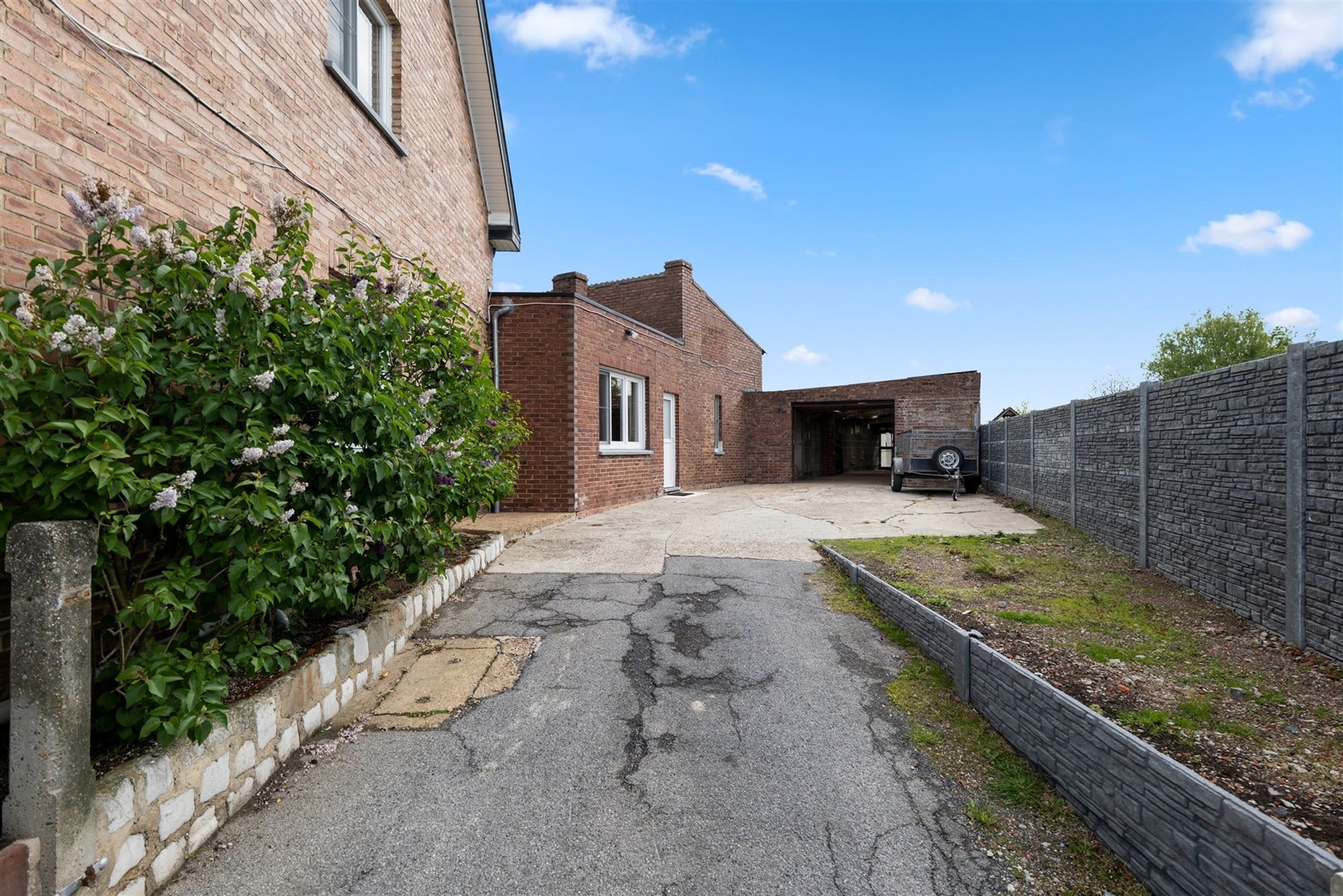 OP TE FRISSEN GEZINSWONING MET GARAGE EN STALLEN VAN MEER DAN 200M² OP EEN TOPLOCATIE IN ZEPPEREN foto 5