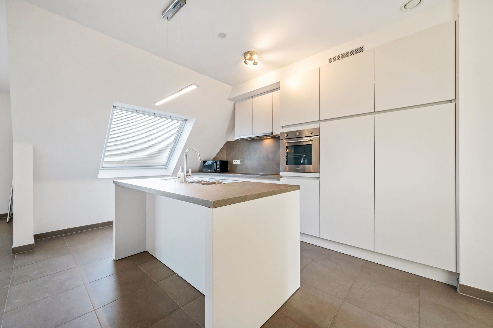 Recent appartement met autostaanplaats in Sint-Kruis foto 4