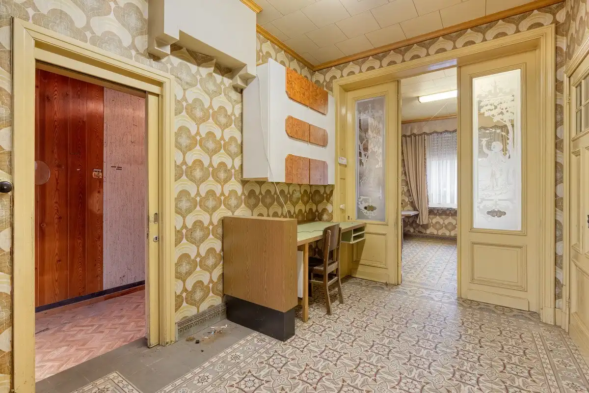 Te renoveren rijwoning met achterliggend groot magazijn! foto 4